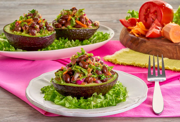 Aguacate relleno de salpicón de frijol
