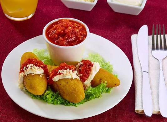Molotitos de plátano con frijol en salsa roja