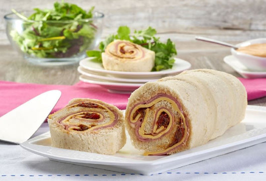 Niño envuelto de jamón y queso