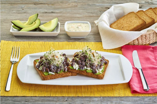 Pan tostado con aguacate y aderezo picante de jalapeño